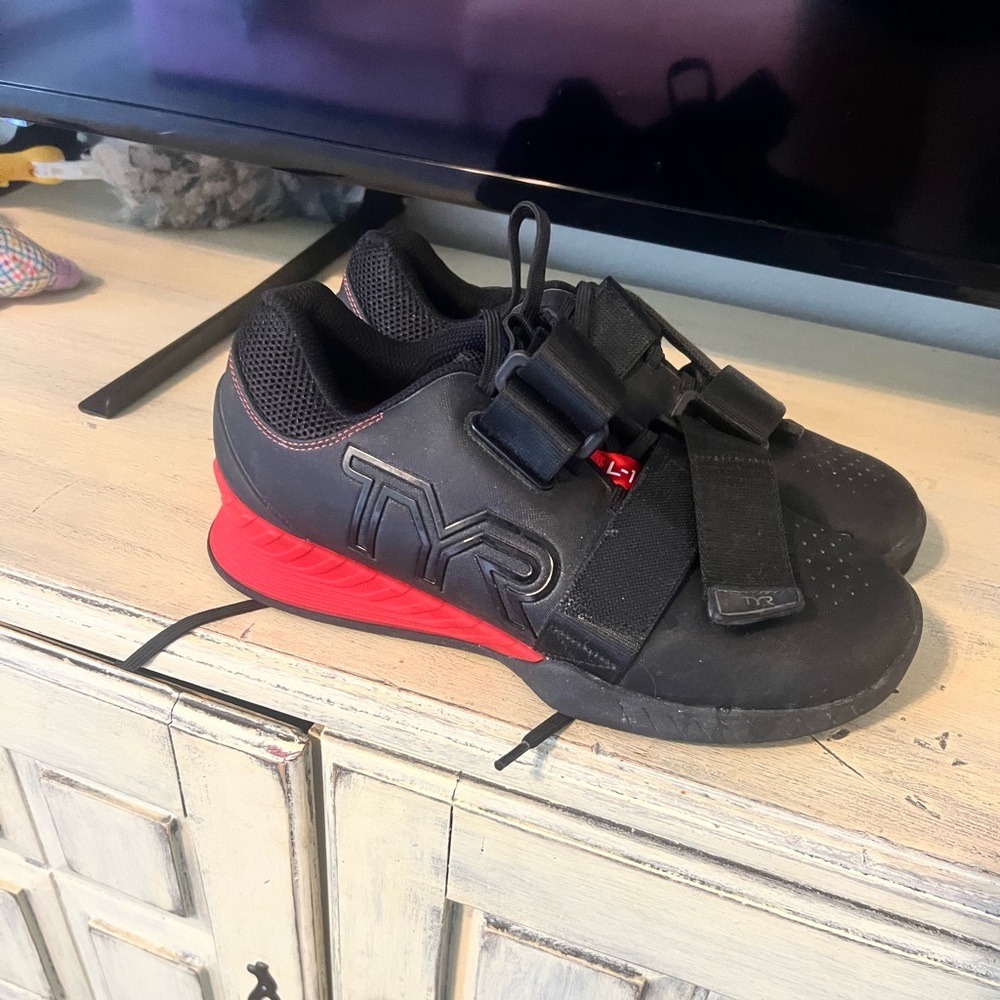TYR black lifters with red accent M6.5/W8